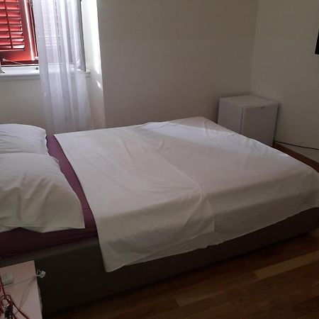 Studio On Main Pedestrian Street Apartment Pula Exterior foto